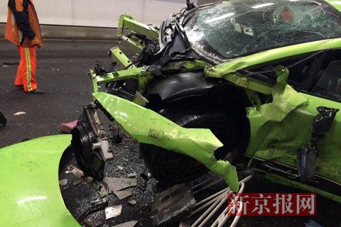 一輛蘭博基尼與一輛法拉利發(fā)生事故，現(xiàn)場狀況慘烈