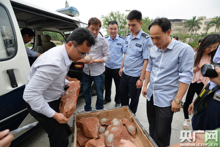 市文化綜合執(zhí)法大隊工作人員和110公安干警也迅速趕到現(xiàn)場維持秩序。