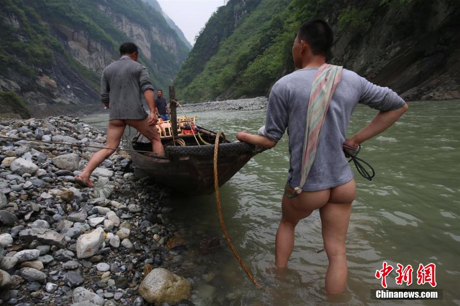 巴東神農(nóng)溪還保留著獨(dú)特的裸體纖夫拉纖景觀。