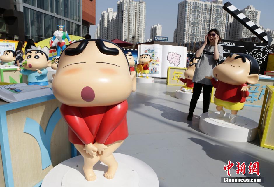 4月22日，游客參觀蠟筆小新特展?！跋灩P小新25周年紀(jì)念特展”日前在北京開展