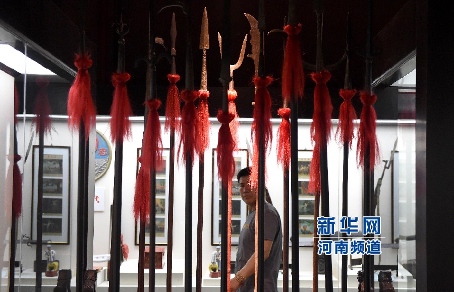 4月26日，參觀者在兵器展覽館內(nèi)參觀。