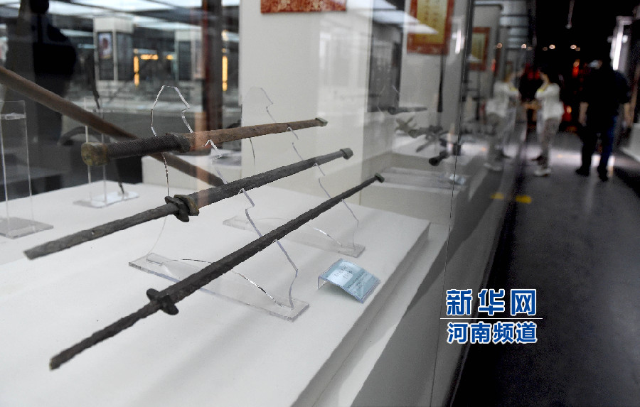 4月26日，參觀者在兵器展覽館內(nèi)參觀。