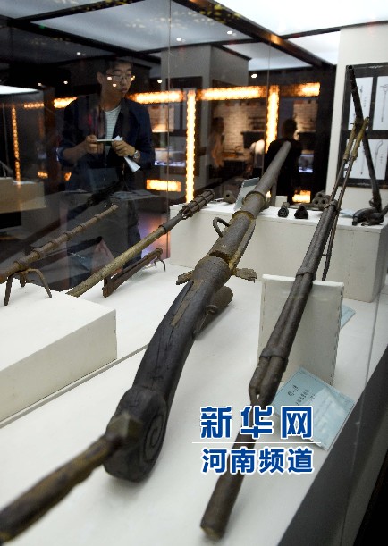 4月26日，參觀者在兵器展覽館內(nèi)參觀。