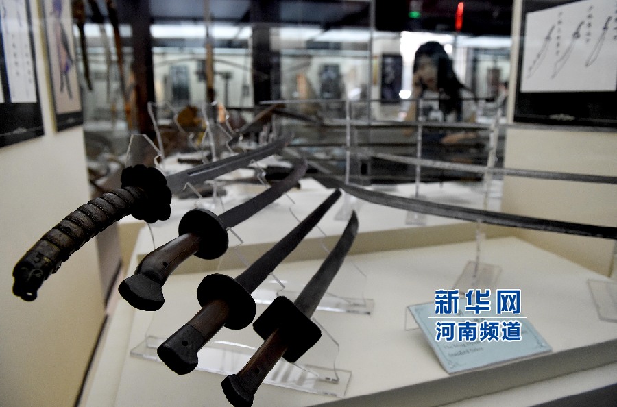 4月26日，參觀者在兵器展覽館內(nèi)參觀。