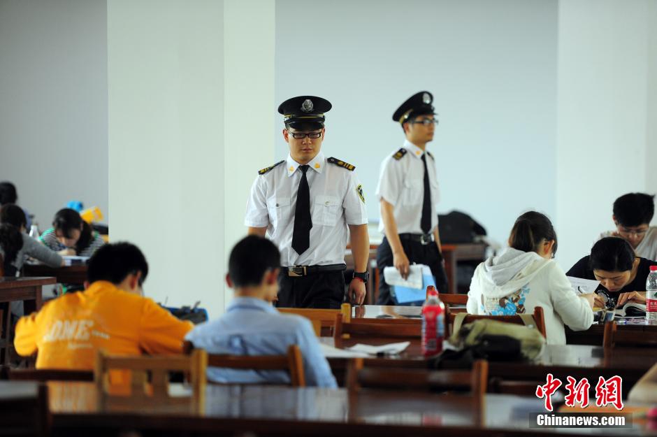5月8日，武漢輕工大學(xué)圖書館保安黃凱、萬(wàn)文杰在圖書館巡查。中新社發(fā) 張暢 攝