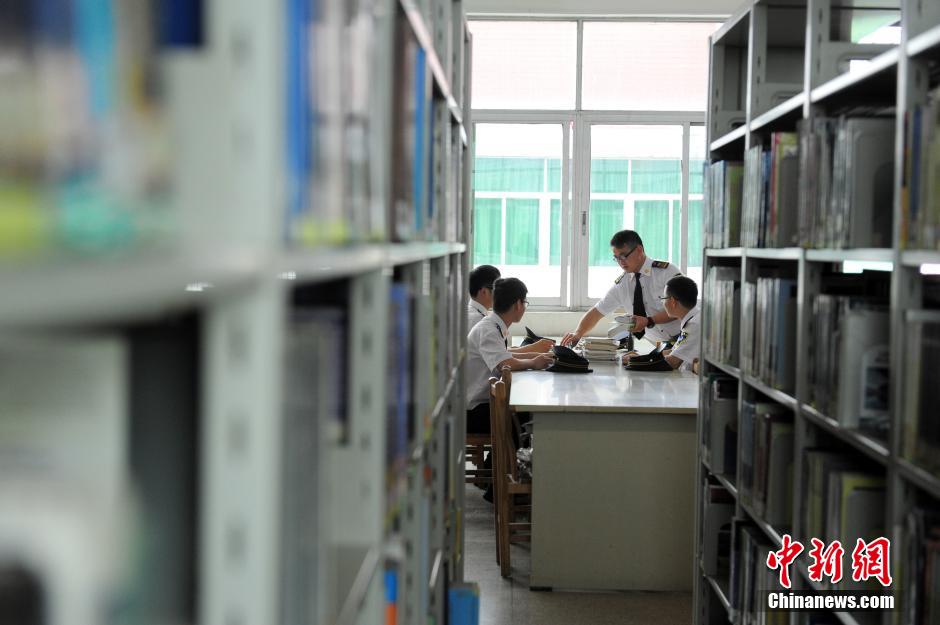 5月8日，武漢輕工大學(xué)保安吳濤、江力、黃凱、萬(wàn)文杰在圖書館學(xué)習(xí)中。中新社發(fā) 張暢 攝