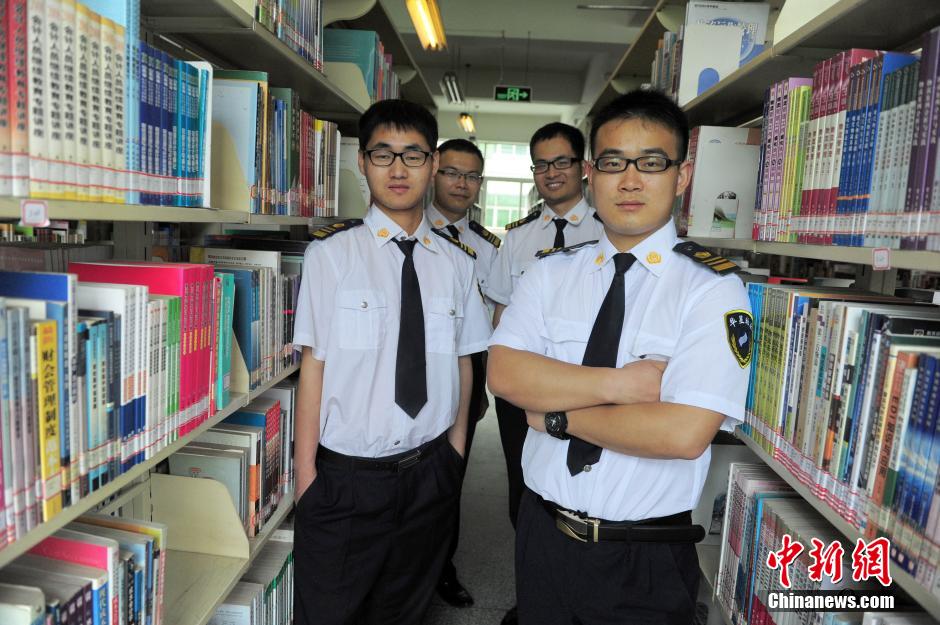 　5月8日，武漢輕工大學(xué)圖書館保安吳濤、江力、黃凱、萬(wàn)文杰。中新社發(fā) 張暢 攝