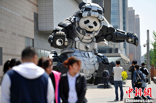 5月9日，遼寧沈陽，一商城門前廣場上驚現(xiàn)7米多高的熊貓鋼鐵俠，吸引不少人駐足拍照。