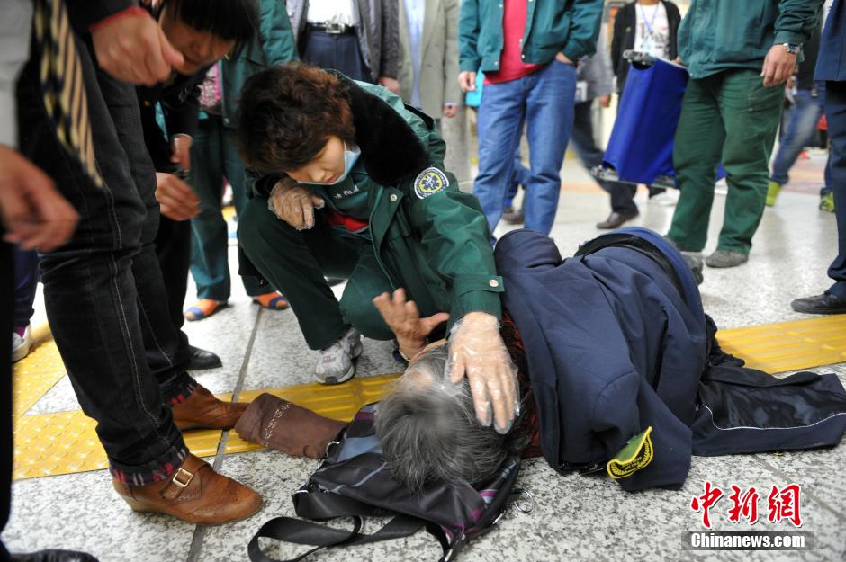 74歲老太地鐵站臺摔倒稱“有老保，不訛人”