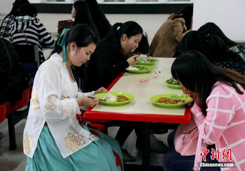 圖為穿漢服在食堂吃飯的胡雅潔。