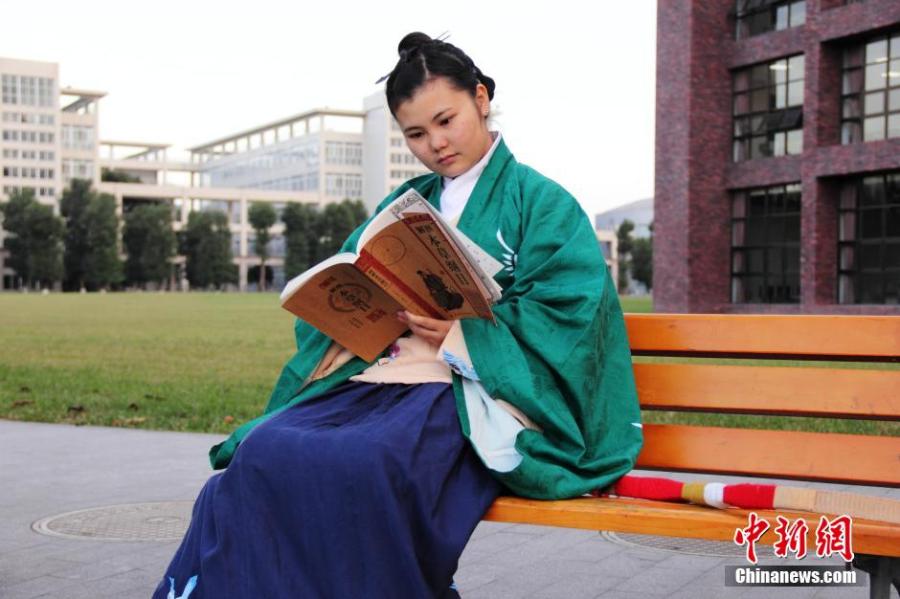 穿漢服在校園讀書的胡雅潔。