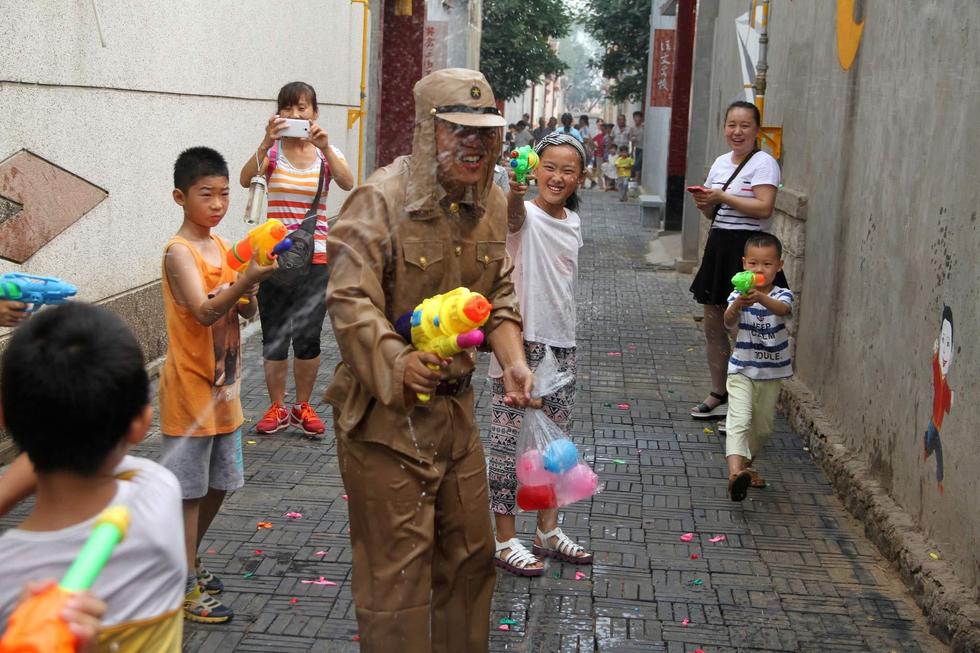 孩子們扮成八路軍手持水槍打鬼子。