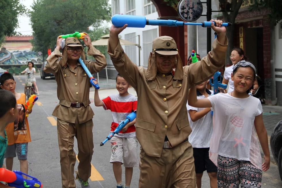 最終幾名鬼子被八路軍制服，被押著游街示眾，以此慶祝抗日戰(zhàn)爭(zhēng)勝利70周年。