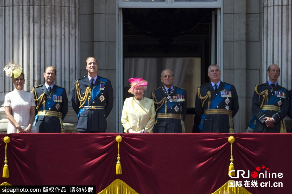 英國(guó)女王伊麗莎白二世攜眾王室成員觀看空軍飛行表演。