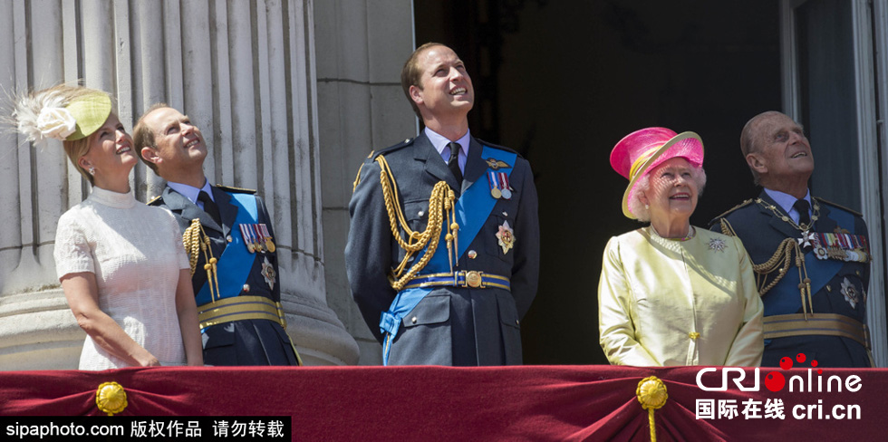 英國(guó)女王伊麗莎白二世攜眾王室成員觀看空軍飛行表演。