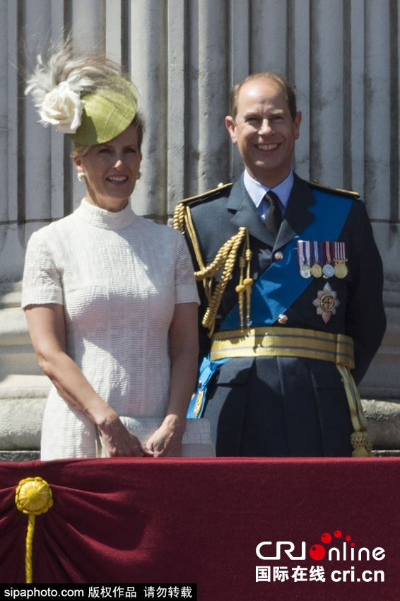英國(guó)女王伊麗莎白二世攜眾王室成員觀看空軍飛行表演。