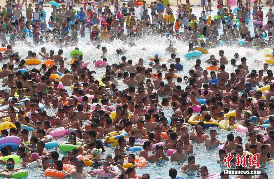 8月1日，民眾扎堆在南京湯山歡樂水魔方水上樂園戲水，享受“冰火兩重天”的涼爽和激情。連日來，中國大部分地區(qū)迎來高溫天氣。