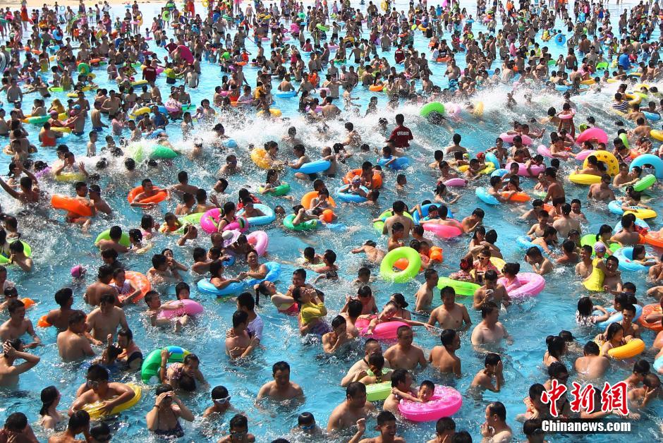8月1日，民眾扎堆在南京湯山歡樂水魔方水上樂園戲水，享受“冰火兩重天”的涼爽和激情。連日來，中國大部分地區(qū)迎來高溫天氣。