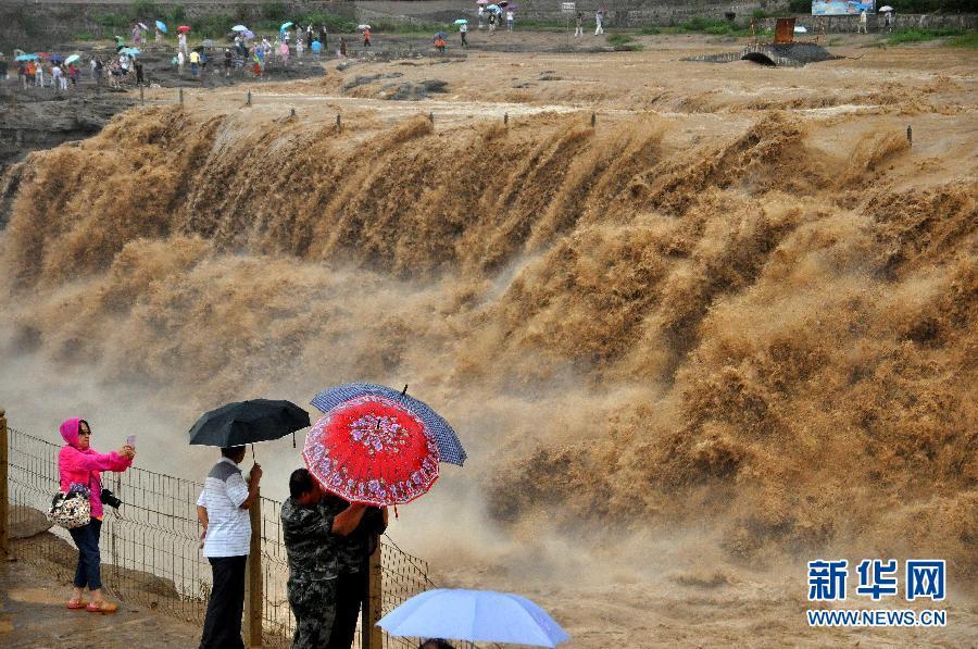 8月2日，游客在山西吉縣黃河壺口瀑布景區(qū)游覽觀瀑。