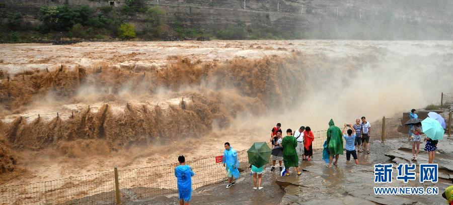 8月2日，游客在山西吉縣黃河壺口瀑布景區(qū)游覽觀瀑。