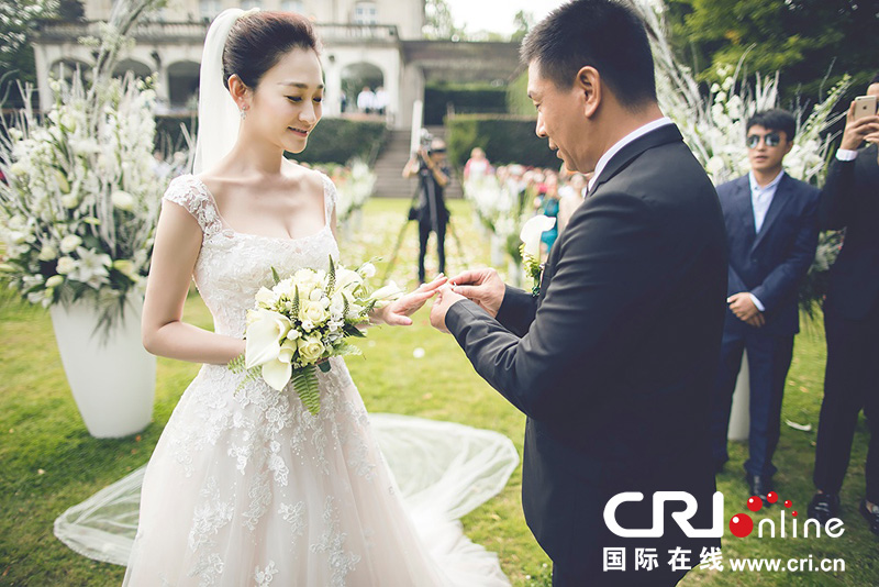 李小冉比利時(shí)辦婚禮 朱丹、鐘欣潼、應(yīng)采兒做伴娘