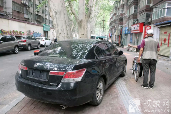 男子的車牌因是外地牌照，被小偷盜走。