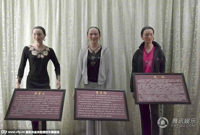 ，“華鎣山中外名人蠟像館”中的蠟像，被網(wǎng)友稱作“華鎣山農(nóng)貿(mào)服裝發(fā)布會”。