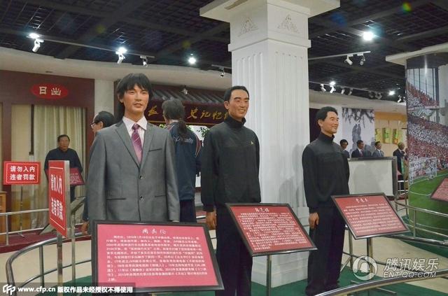 “華鎣山中外名人蠟像館”中的蠟像，被網(wǎng)友稱作“華鎣山農(nóng)貿(mào)服裝發(fā)布會”。