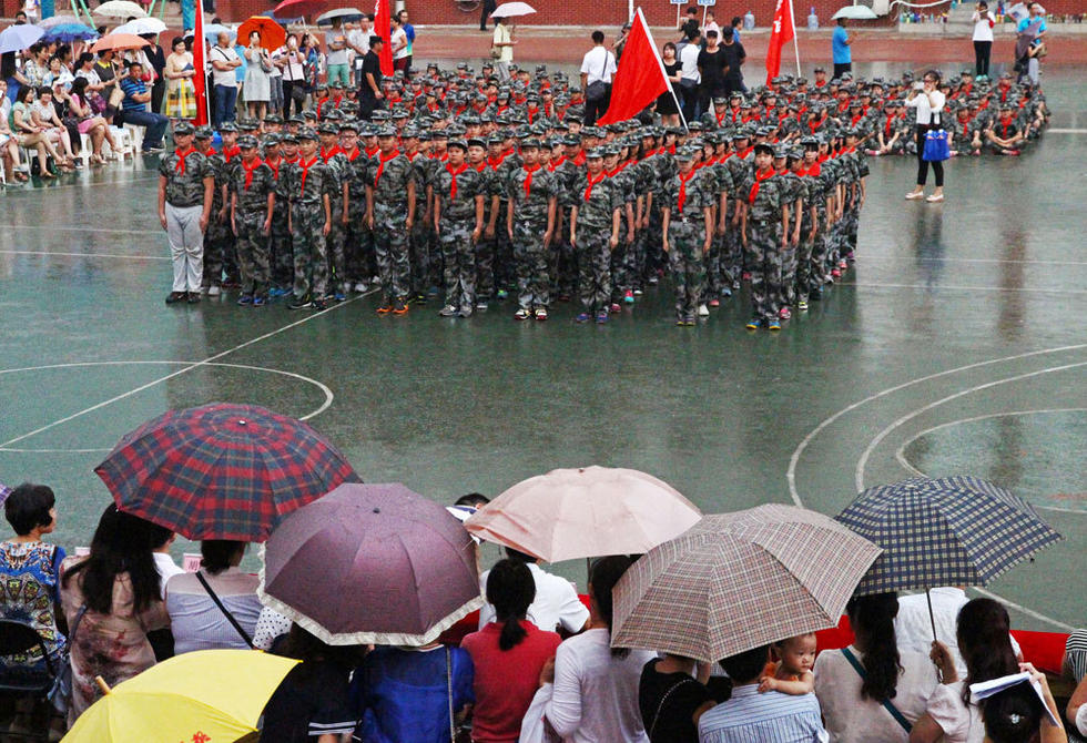 鄭州市，鄭州市第八中學會操表演當天突降大雨，但是同學們在雨中堅持完成了會操表演。