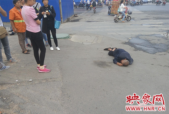 老人倒地后無人敢扶，過路市民拍照作證。