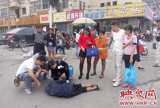 據(jù)附近環(huán)衛(wèi)工人介紹，老人是自己過路口時(shí)不小心摔倒的。