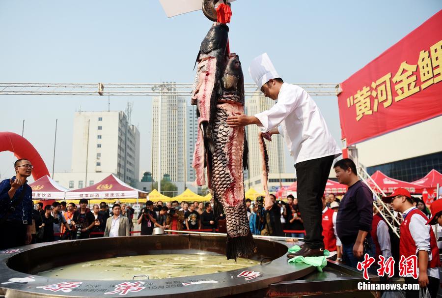 河南鄭州，一個(gè)直徑3.15米，深0.7米，可容納3噸高湯的“中原第一鍋”現(xiàn)場(chǎng)烹煮火鍋盛宴。
