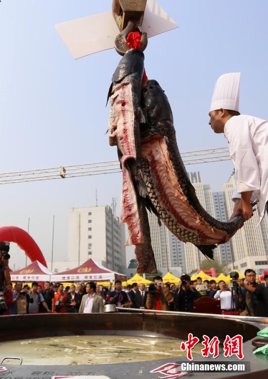 廚師對(duì)魚(yú)肉進(jìn)行處理。 圖片來(lái)源：CFP視覺(jué)中國(guó)