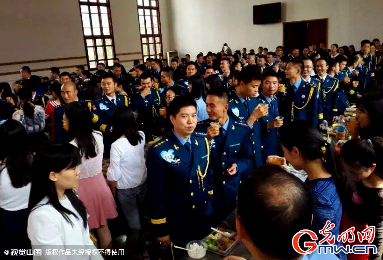 湖北武漢，“嫁人就嫁解放軍”，每年一屆的武漢軍旅姻緣會17日在駐漢空軍某指揮所文化活動中心舉行