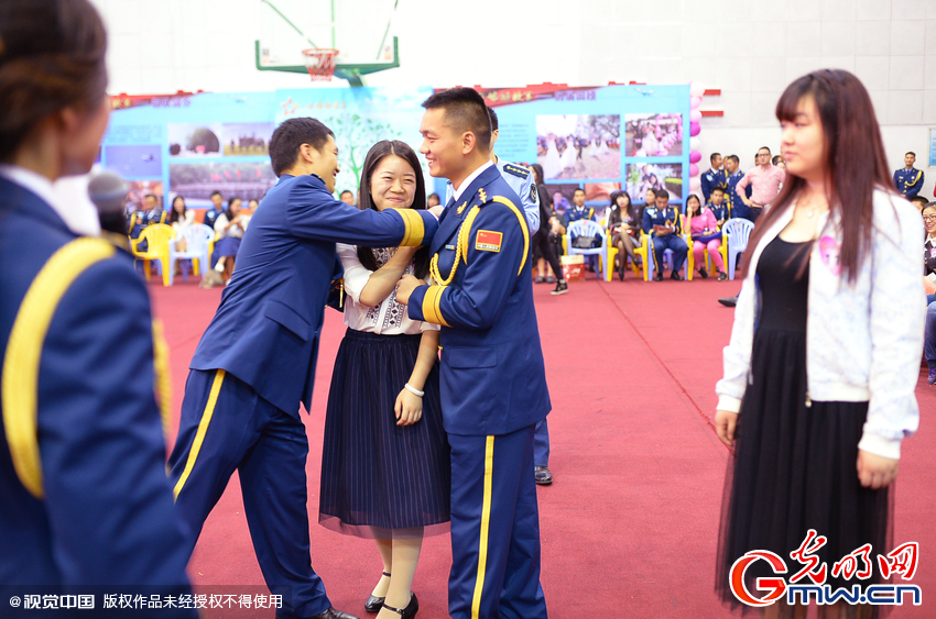 湖北武漢，“嫁人就嫁解放軍”，每年一屆的武漢軍旅姻緣會17日在駐漢空軍某指揮所文化活動中心舉行