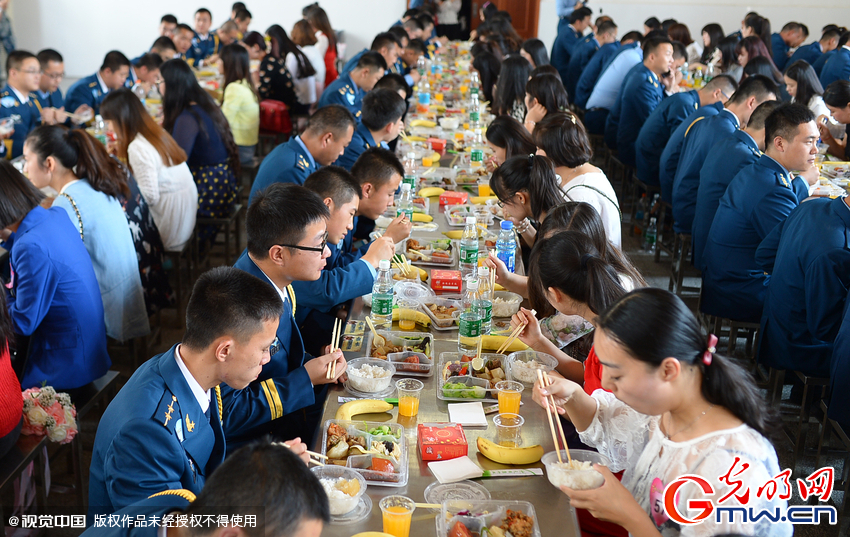 湖北武漢，“嫁人就嫁解放軍”，每年一屆的武漢軍旅姻緣會17日在駐漢空軍某指揮所文化活動中心舉行