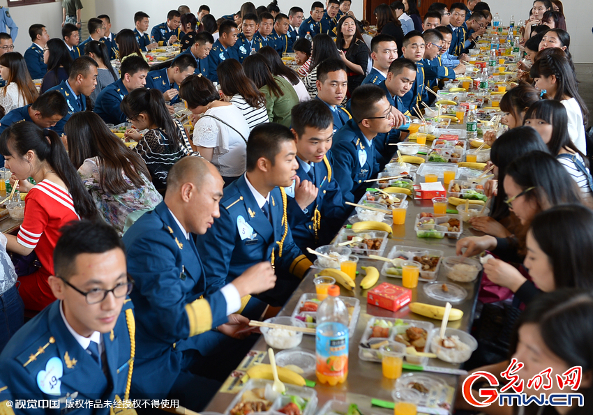 湖北武漢，“嫁人就嫁解放軍”，每年一屆的武漢軍旅姻緣會17日在駐漢空軍某指揮所文化活動中心舉行