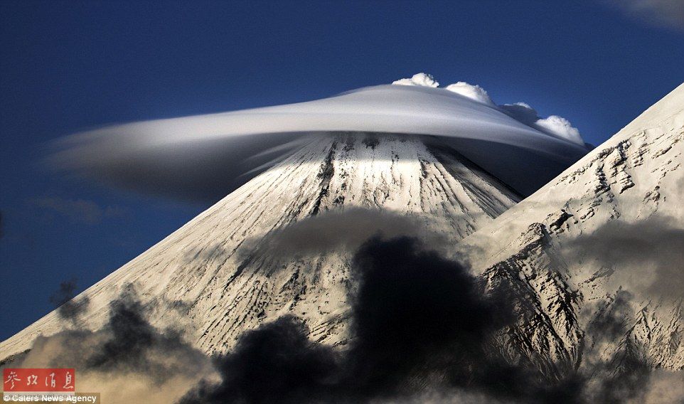 火山上籠罩著類似于外星飛碟形狀的云彩，場景猶如科幻大片。