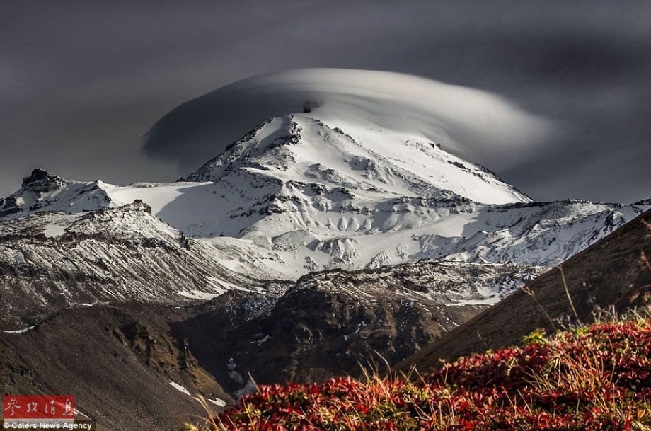 火山上籠罩著類似于外星飛碟形狀的云彩，場景猶如科幻大片。