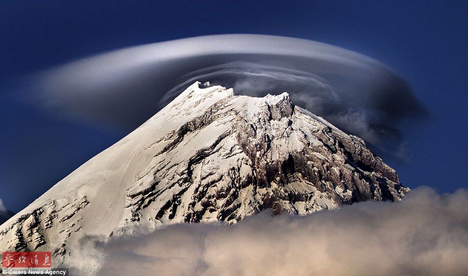 火山上籠罩著類似于外星飛碟形狀的云彩，場景猶如科幻大片。