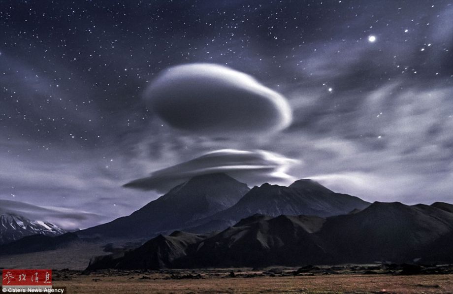 火山上籠罩著類似于外星飛碟形狀的云彩，場景猶如科幻大片。