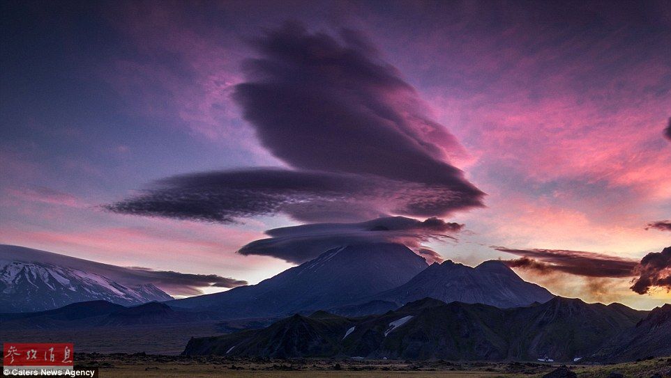 火山上籠罩著類似于外星飛碟形狀的云彩，場景猶如科幻大片。