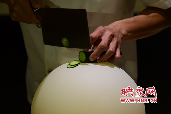 在面團(tuán)氣球上切菜。