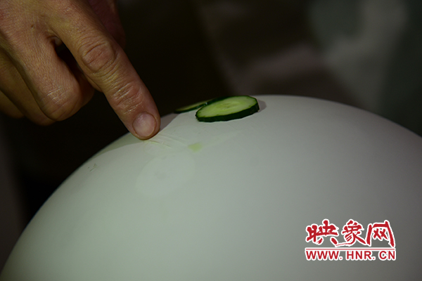 在面團(tuán)氣球上切菜。