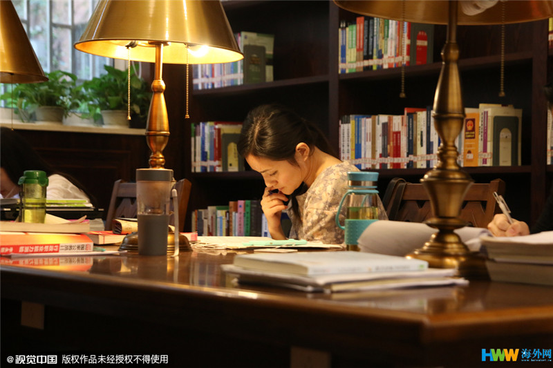 重慶大學(xué)改造翻新的“民國(guó)風(fēng)圖書館”走紅網(wǎng)絡(luò)，引得無(wú)數(shù)網(wǎng)友點(diǎn)贊