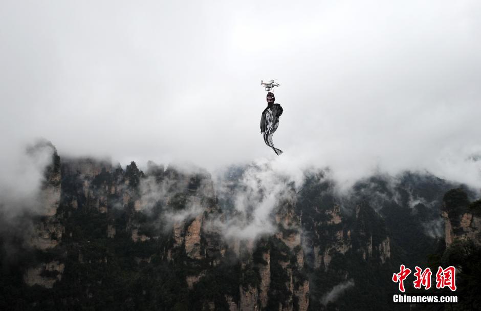 5名來自西安的大學(xué)生來到湖南張家界武陵源百龍?zhí)焯菥皡^(qū)為游客們上演了一場(chǎng)“萬圣空中幽靈秀”。
