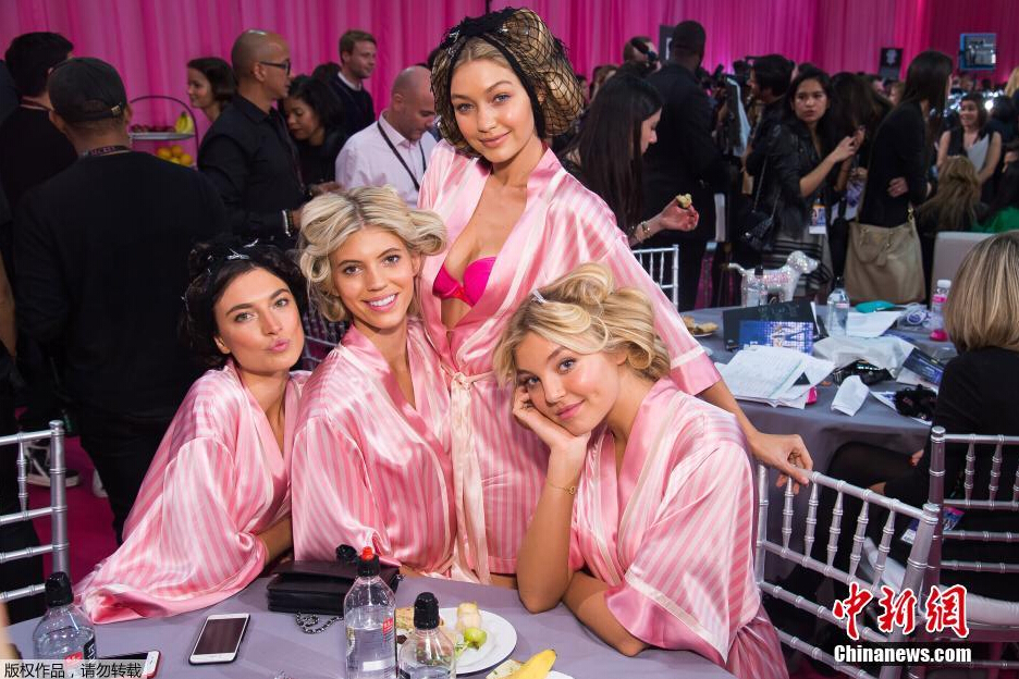 圖為模特Jacquelyn Jablonski（左起），Devon Windsor，Gigi Hadid和Rachel Hilbert在后臺合影。