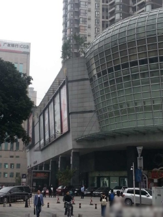 一輛停在停車(chē)位上的寶馬轎車(chē)，被墜落的樹(shù)枝砸中，樹(shù)枝徑直插入車(chē)內(nèi)，現(xiàn)場(chǎng)引發(fā)不少市民圍觀拍照。