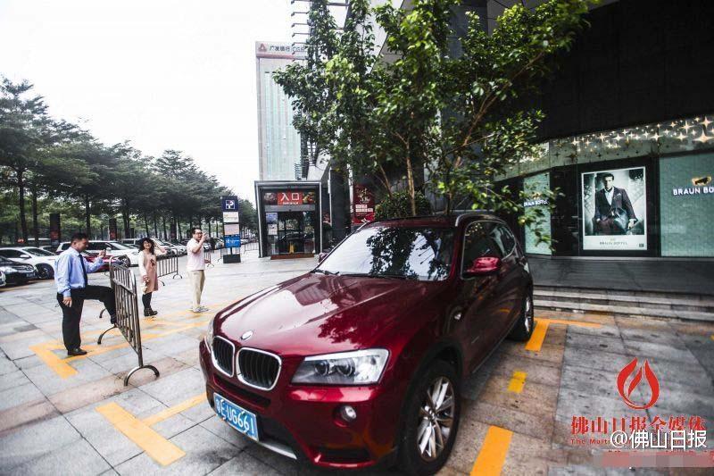 一輛停在停車(chē)位上的寶馬轎車(chē)，被墜落的樹(shù)枝砸中，樹(shù)枝徑直插入車(chē)內(nèi)，現(xiàn)場(chǎng)引發(fā)不少市民圍觀拍照。