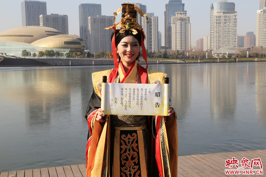 扮成羋月的女子叫小賈，今年27歲，家在鄭州，有房有車。